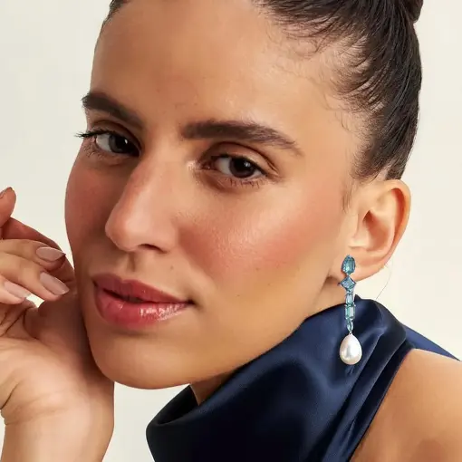 BRINCO PÊNDULO COM CRISTAIS INTERCALADOS E PÉROLA SHELL