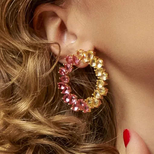 BRINCO REDONDO VAZADO COM CRISTAIS DE GOTA BANHADO A OURO