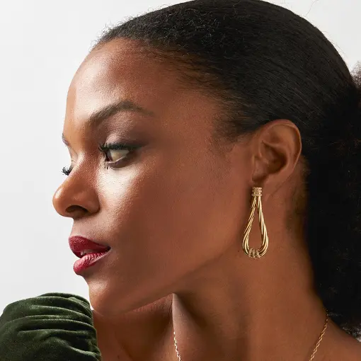 BRINCO DE GOTA TEXTURIZADO E ZIRCÔNIAS BANHADO A  OURO