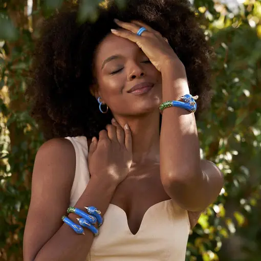 PIERCING DE ORELHA ESMALTADO AZUL CLARO BANHADO A OURO