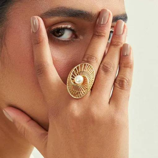 ANEL OVAL CURVO VAZADO E PÉROLA SHELL BANHADO A OURO