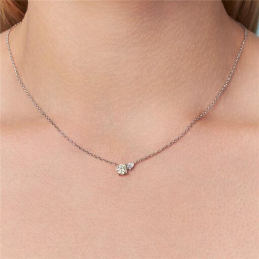 COLAR COM PINGENTE EM CRISTAL DE GOTA E REDONDO PRATA RODINADA