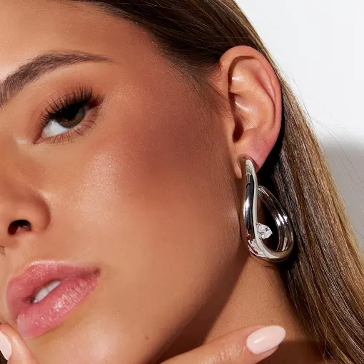 MEIA ARGOLA CURVA COM CRISTAL DE GOTA