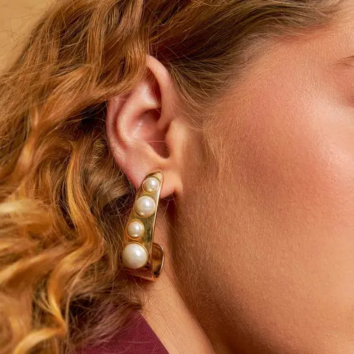 MEIA ARGOLA COM PÉROLA SHELL BANHADO A OURO