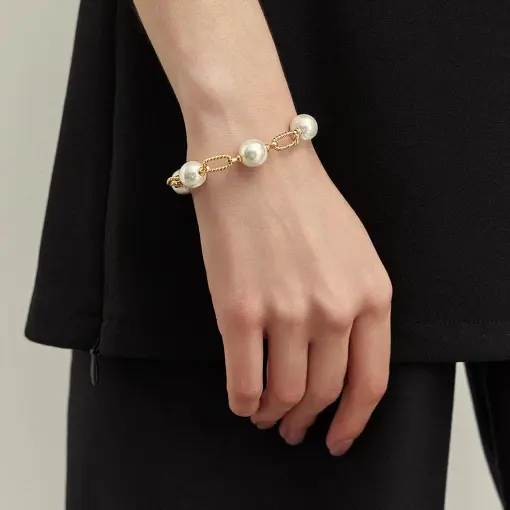 PULSEIRA COM ELOS OVAIS VAZADOS E PÉROLAS SHELL