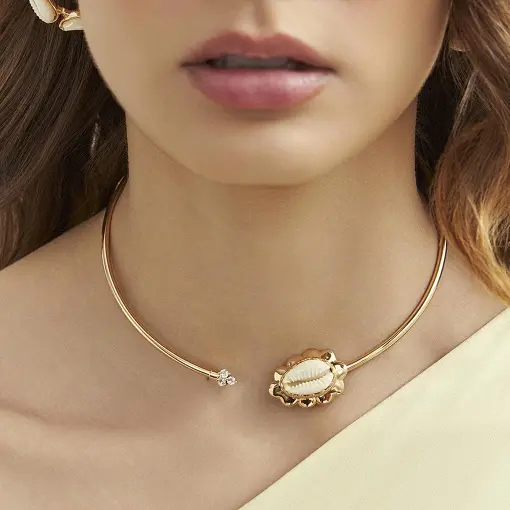 GARGANTILHA ARO COM BÚZIO E CRISTAIS REDONDOS