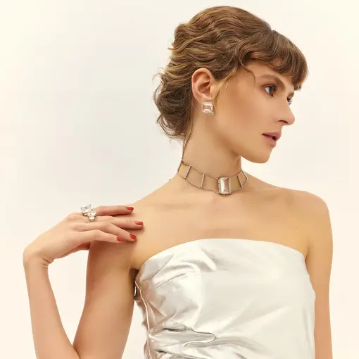 CHOKER COM CRISTAL RETANGULAR INCOLOR BANHADO A RÓDIO