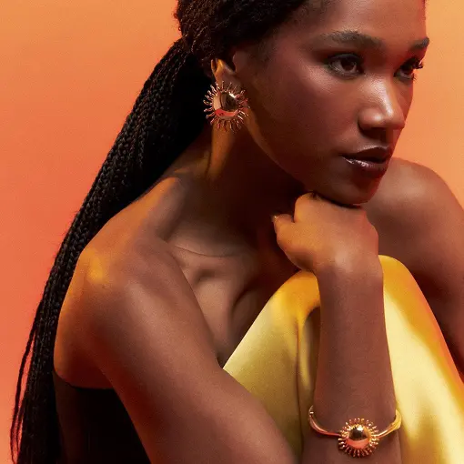 BRACELETE CURVO COM SOL TRABALHADO