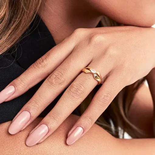 ANEL CURVO E VAZADO COM CRISTAL NAVETE