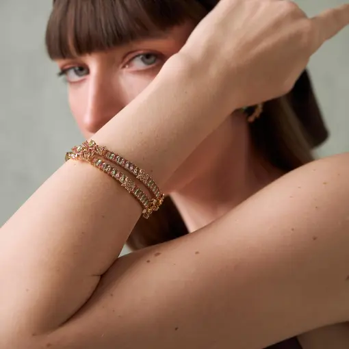 BRACELETE COM CRISTAIS RETAGULARES E FLORES BANHADO A OURO