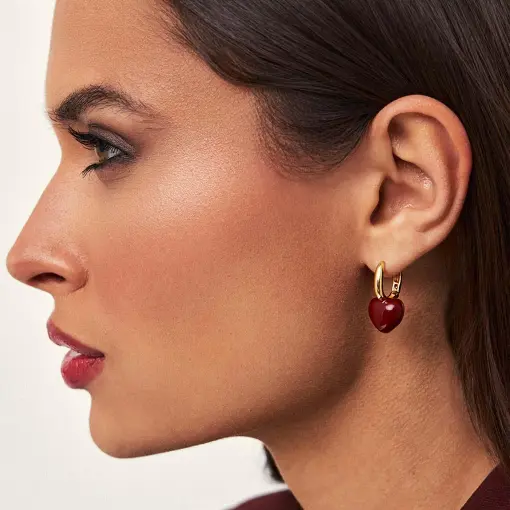 ARGOLA OVAL COM CORAÇÃO ESMALTADO