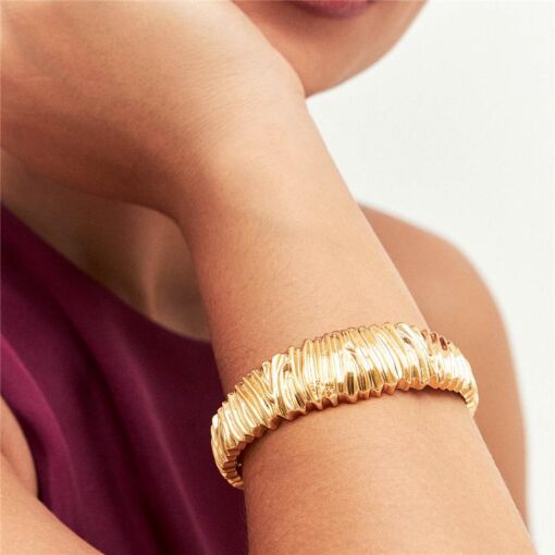 BRACELETE COM ABERTURA TEXTURIZADO LISO BANHADO A OURO