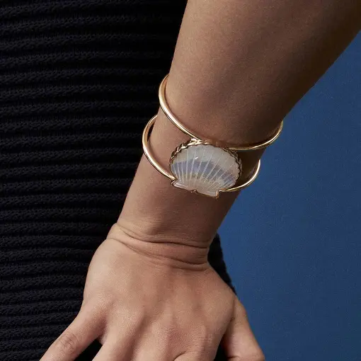 BRACELETE VAZADO COM CONCHA EM MADREPÉROLA