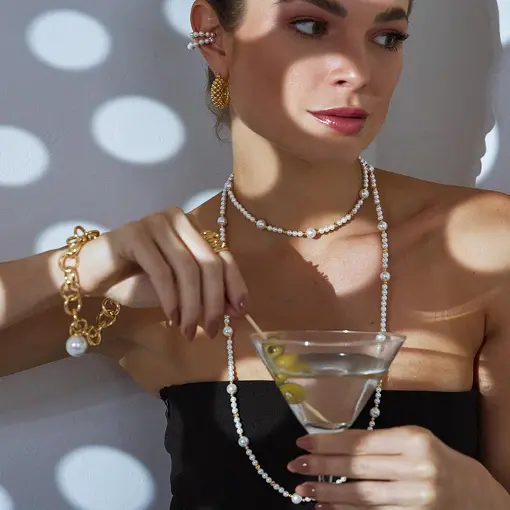 PULSEIRA COM ELOS LISOS E PINGENTE DE PÉROLA BANHADA A OURO