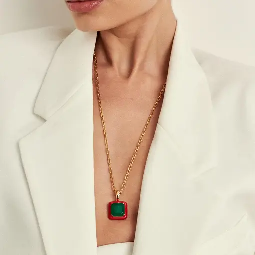 COLAR COM PINGENTE ESMALTADO E QUADRADO COM FECHO E CRISTAL