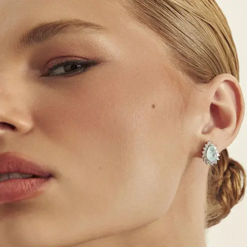 BRINCO COM CRISTAL DE GOTA E ZIRCÔNIAS BANHADO A RÓDIO