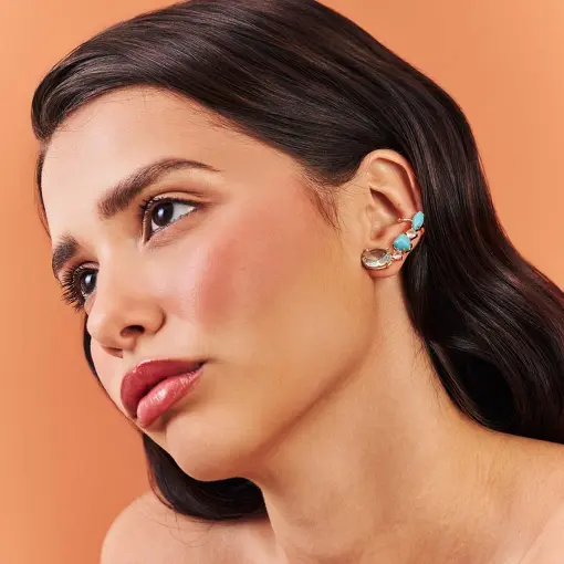 BRINCO EAR CUFF COM CABOCHÕES NA COR TURQUESA BANHADO A OURO