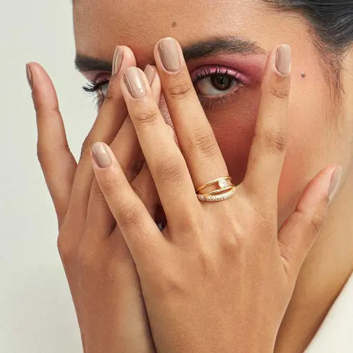 ANEL VAZADO COM CRISTAL REDONDO E ZIRCÔNIAS