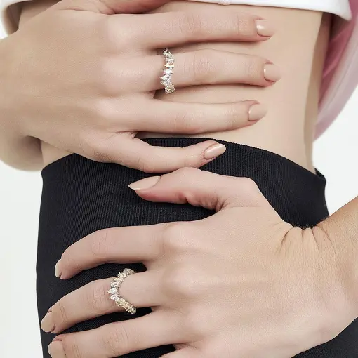 ANEL COM CRISTAIS INTERCALADOS PRATA RODINADA