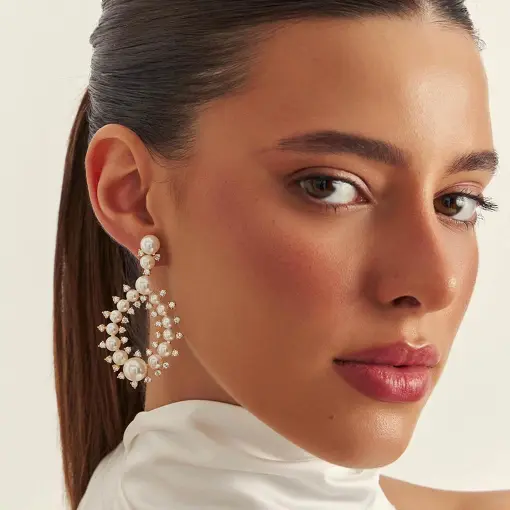 BRINCO PÊNDULO DE GOTA VAZADO COM CRISTAIS E PÉROLA SHELL