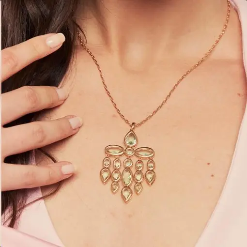 COLAR COM PINGENTE DE CRISTAIS EM FORMAS GEOMÉTRICAS