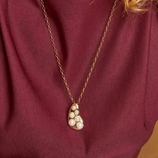 COLAR COM PINGENTE CURVO E PÉROLA SHELL BANHADO A OURO